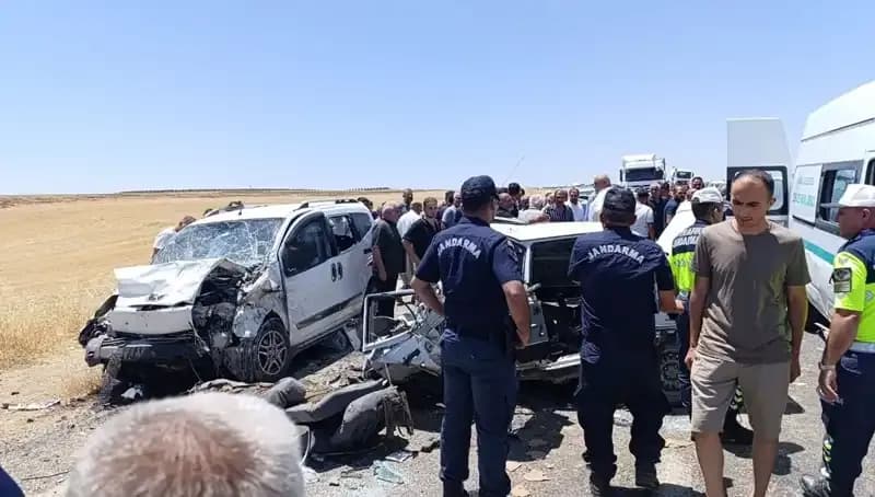 Otomobil ve Hafif Ticari Araç Kaza Yaptı: 4 Kişi Hayatını Kaybetti