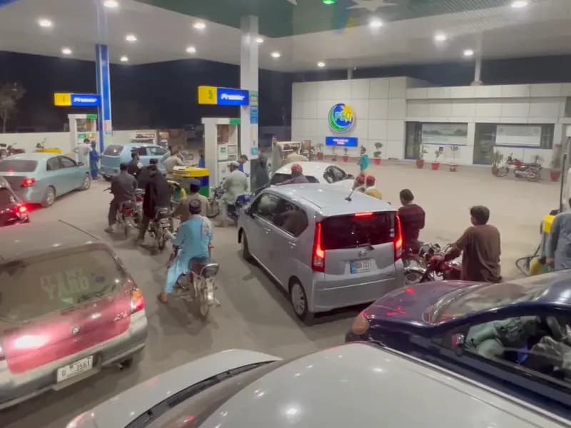 İran Saldırıları Nedeniyle Pakistan'da Akaryakıt Kıtlığı Başladı