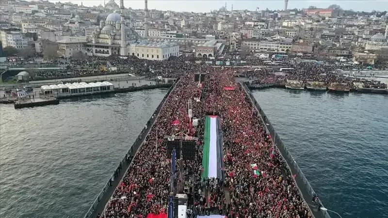 On Binler Galata Köprüsü'nde Gazze İçin Tek Yürek Oldu