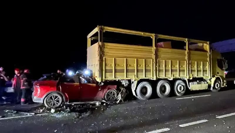 Kamyona Çarpan Araçta Trajik Kaza: Bir Kişi Hayatını Kaybetti