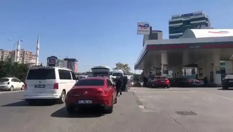 Deprem Sonrası Akaryakıt İstasyonlarında Uzun Kuyruklar: Nedenleri ve Çözüm Önerileri