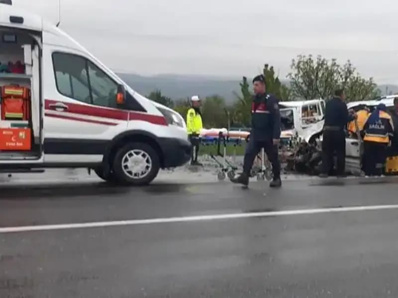 Denizli'de Korkunç Kaza: İki Araç Kafa Kafaya Çarpıştı, Yaralılar Var