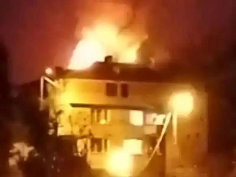 Saman Dolu Çatı Yanadı: Mahalle Halkı İtfaiye Önünde Sokağa Döküldü