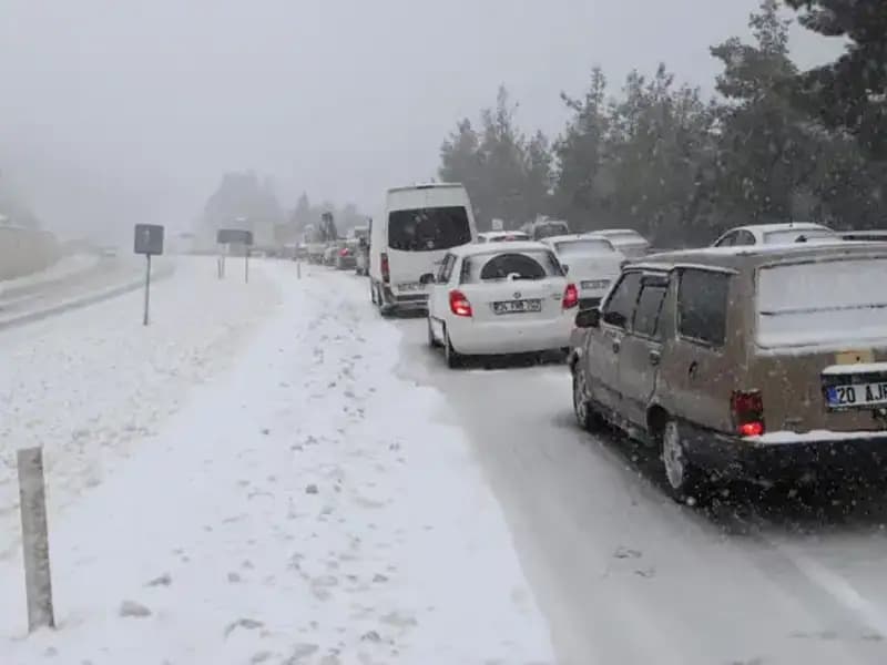 Kar Bastırdı: Denizli-Antalya Kara Yolunda Trafik Felç Oldu