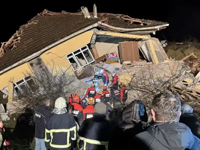 Sinop'ta Beklenmedik Heyelan: 3 Ev Toprağa Gömüldü