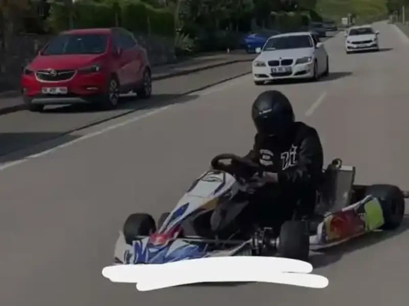 Tehlikeli Drift: Go-Kart Sürücüsünün Yürekleri Ağızlara Getiren Oyunları