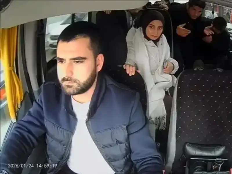 Fenalaşan Yolcuya Yardım İçin Direksiyonu Hastaneye Kırdı