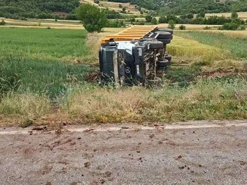 Tokat’ta Feci Kaza: Devrilen Kamyonun Şoförü Hayatını Kaybetti