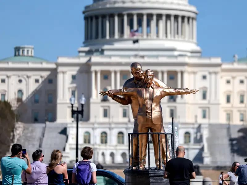 Washington'da Trump ve Epstein'ın Heykeli Titanik Sahnesini Canlandırıyor