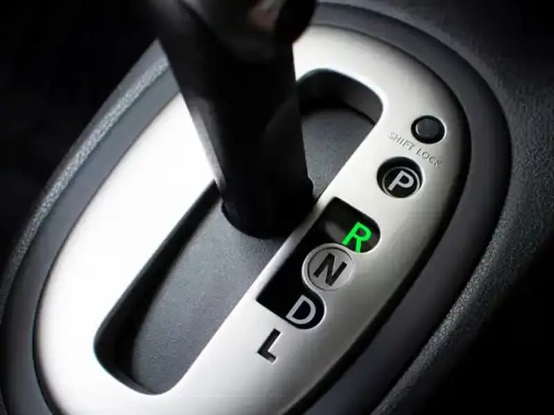 Geri Viteste Giden Araç Mobilya Dükkanına Çarptı: Olay Yerde Neler Oldu?