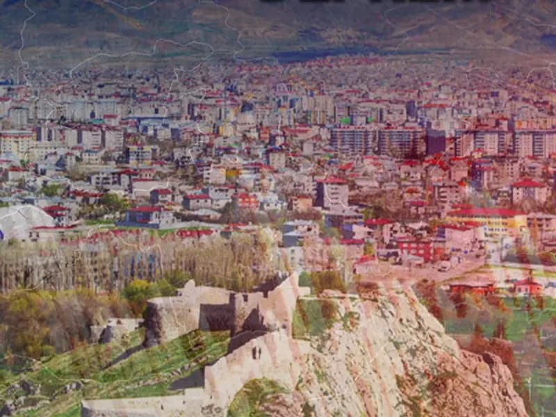 Van'da 5,2 Büyüklüğünde Deprem: Panik İçindeki Vatandaşlar