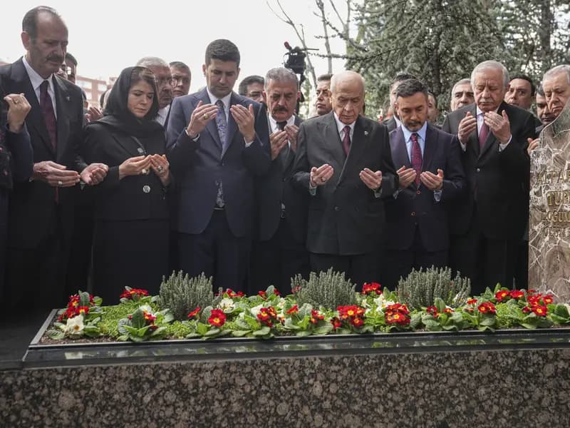 Devlet Bahçeli, Türkeş'in Anıt Mezarı'nı Ziyaret Etti