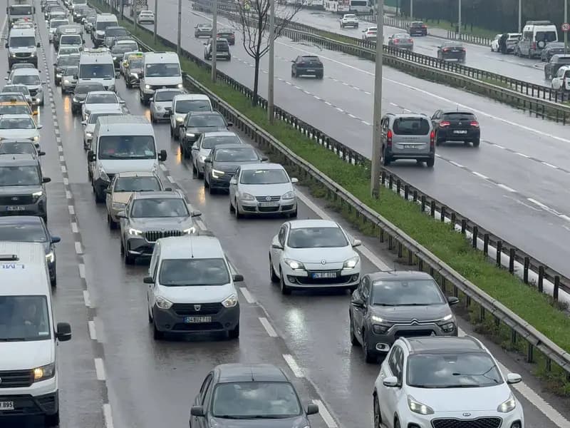İstanbul'da Sabah Yağmuru Trafiği Felç Etti: Yoğunluk Yüzde 83