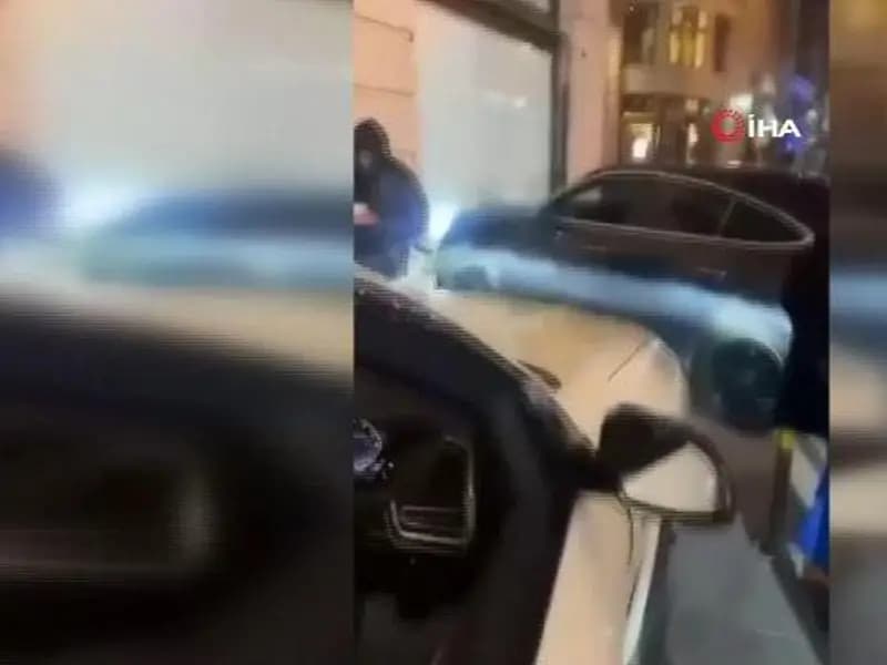 Londra'da Sürücü Yayalara Dalınca Sosyal Medya Fenomeni Yaralandı