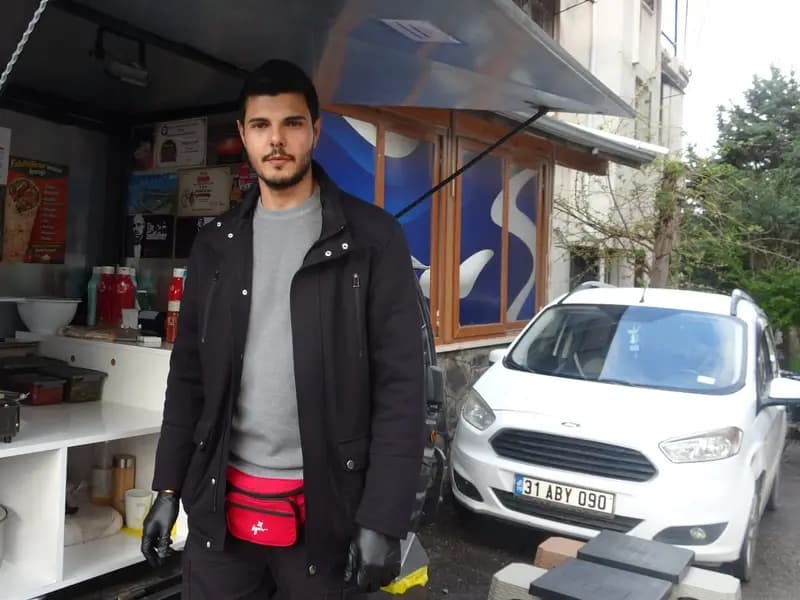 Depremde Kaybettiği Evinin Yerine Falafel Tezgahı Kurdu