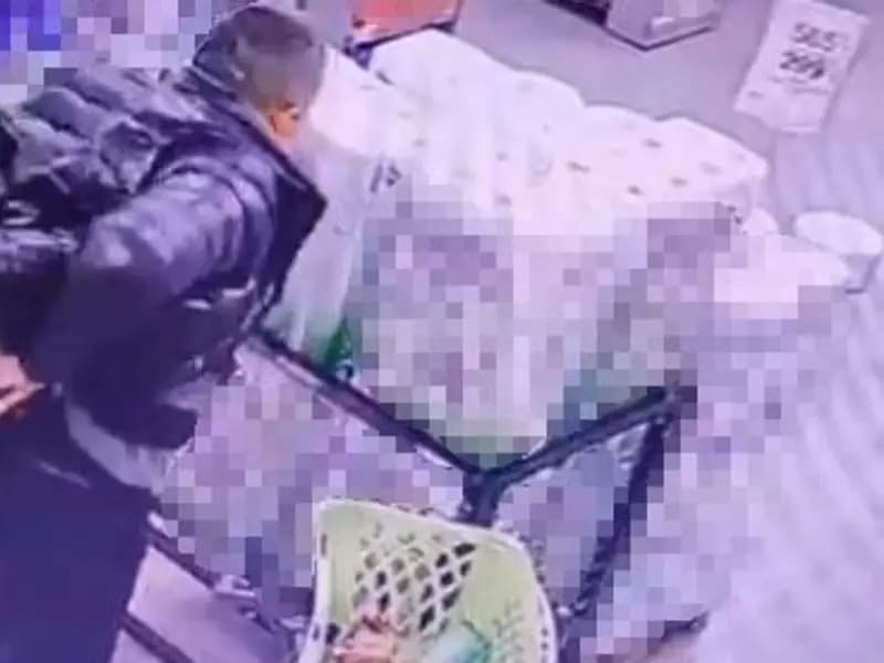 İstanbul'da Marketten Alkol Çalan Adam Güvenlik Kamerasında