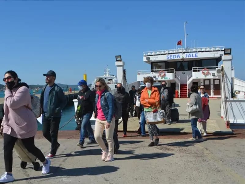 Midilli'de Yunan Çiftçiler Protesto Düzenledi, Türk Yolcular Mahsur Kaldı