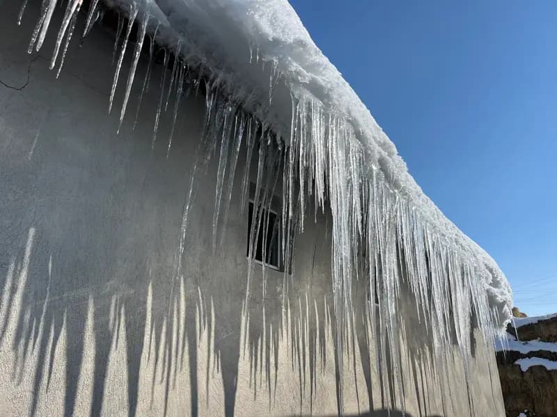 Kars'ta Eksi 15 Derecede Buz Sarkıtları Hayatı Zorlaştırıyor