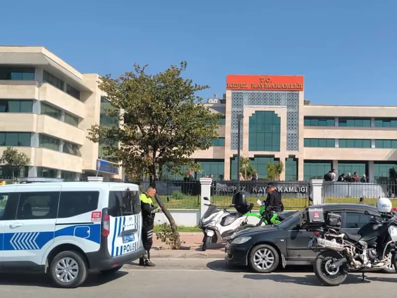 Kepez Kaymakamlığı'nda Silahlı Olay: Şüpheli Odaya Kilitlendi