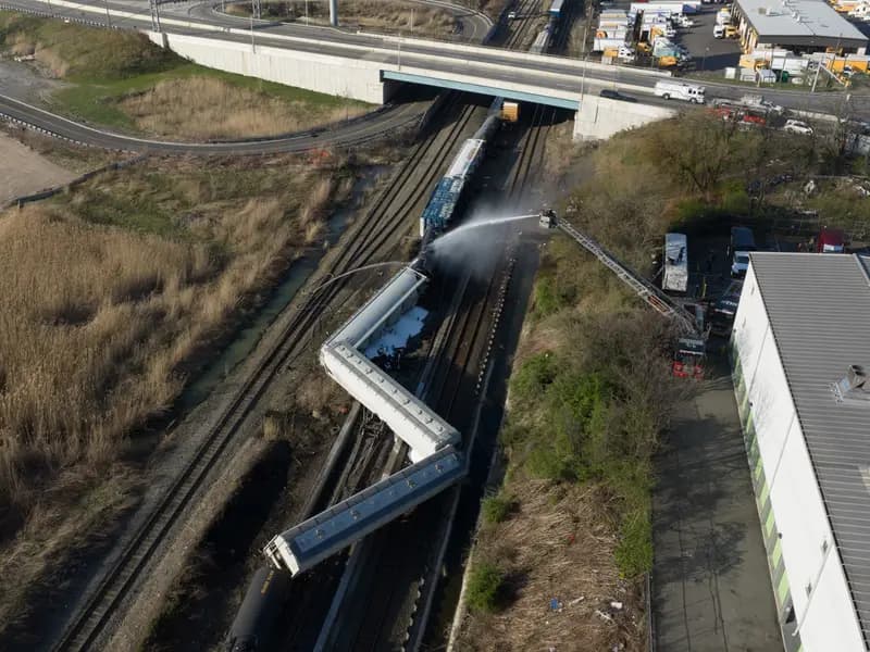 New Jersey'de Yük Treni Kazası: Kimyasal Sızıntı Endişesi