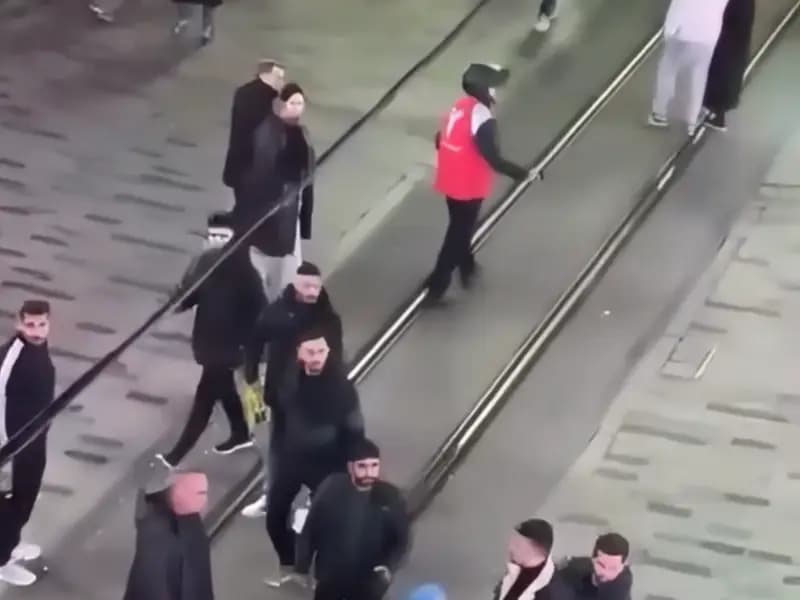 İstiklal Caddesi'nde Güvenlik Görevlisi ile Vatandaş Arasında Kavga