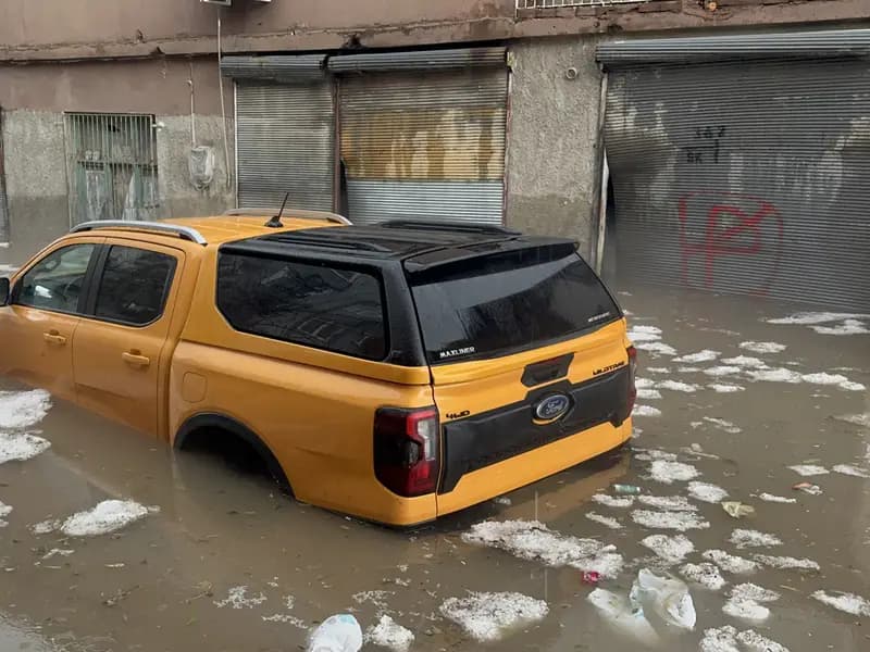 Adana'da Dolu ve Yağmur: Mahsur Kalanlar Botla Kurtarıldı