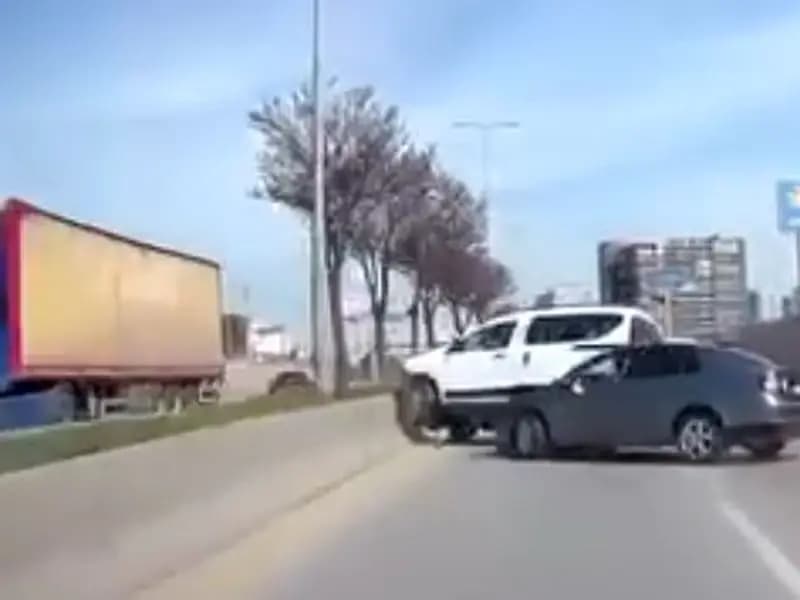 Ankara'da Makas Atan Otomobil Hafif Ticari Araca Çarptı