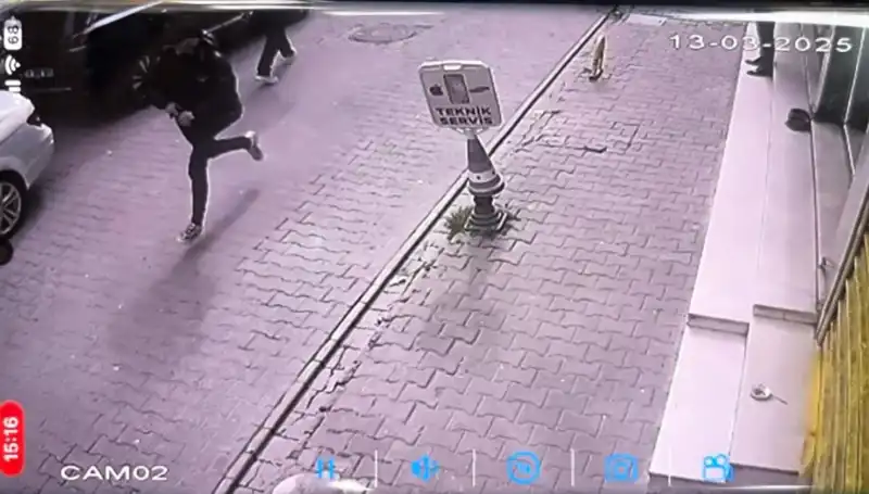 İstanbul'da Silahlı Saldırı: Bacağından Vurulan Adam Hastaneye Kaldırıldı