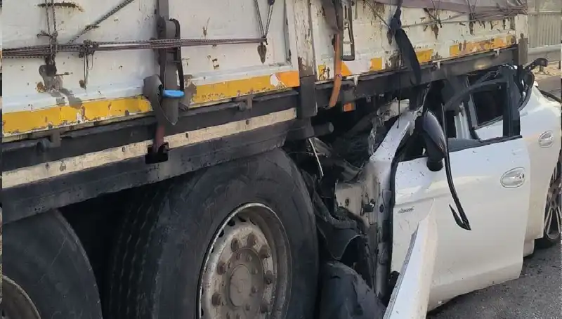 TIR'a Arkadan Ok Gibi Saplanan 15 Yaşındaki Genç, Polisin Müdahalesiyle Hayata Döndü