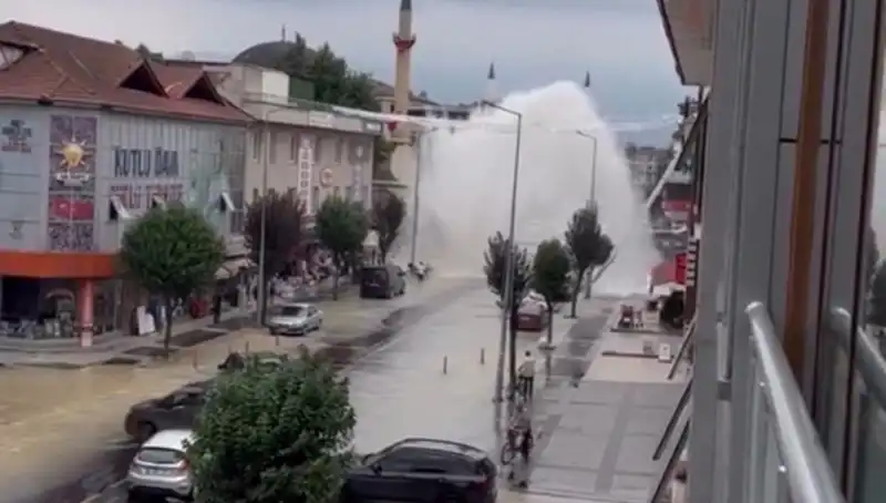 İçme Suyunda Dehşet Anları: Patlayan Boru Suya Doyurdu!