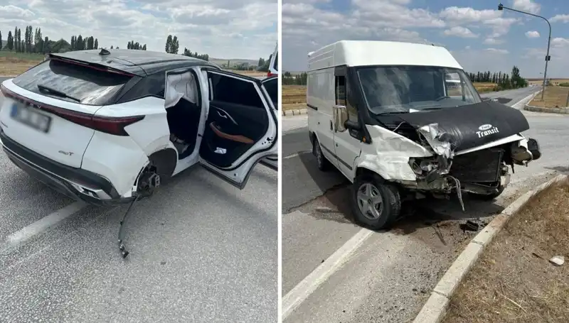Çorum'da Kafa Kafaya Çarpışan İki Araç, Yaralılar Hastaneye Sevk Edildi