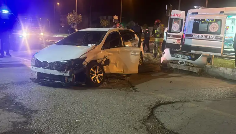 Pikap ve Otomobil Çarpışması Sonrası Kaza Anları Kamerada Yer Aldı