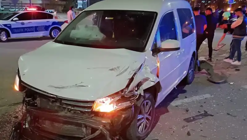 Batman'da Otomobil ve Hafif Ticari Araç Kaza Yaptı: 7 Kişi Yaralandı