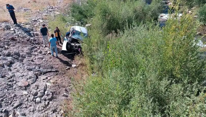 Sivas’ta Otomobil Dere Yatağına Uçtu: Korkunç Kaza İki Can Aldı