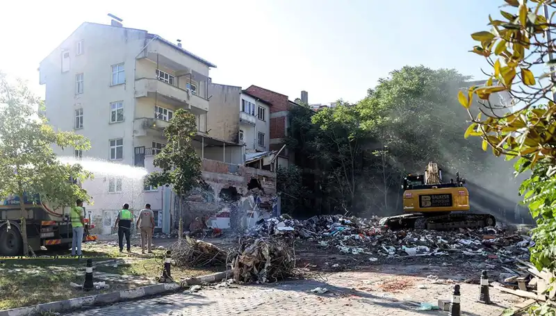 Sındırgı'da Sarsıntılar Devam Ediyor: 4.0, 3.6, 3.9 Şiddetinde Artçılar