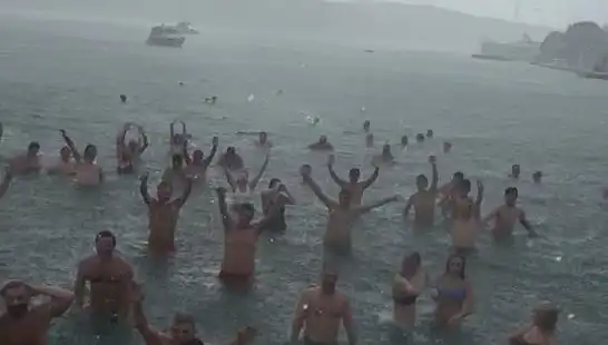 İstanbul Bebek'te Yağmura Rağmen Denize Girenler Şaşırttı!