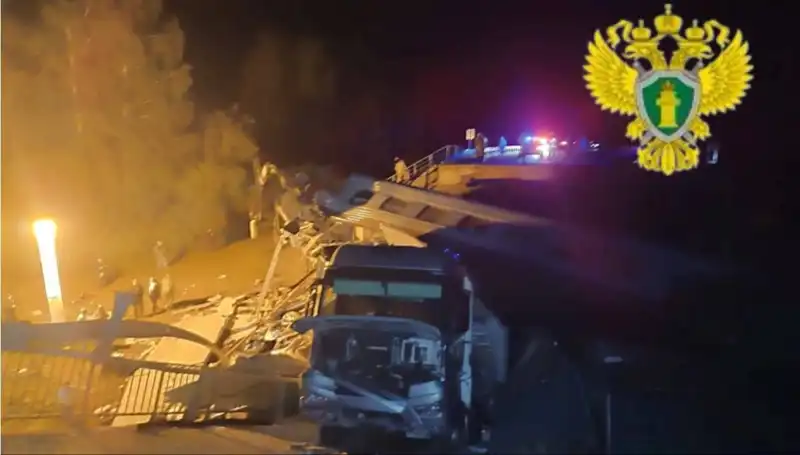 Rusya'da İhmalin Bedeli: İki Köprü Çöktü, Tren Kazası Can Aldı
