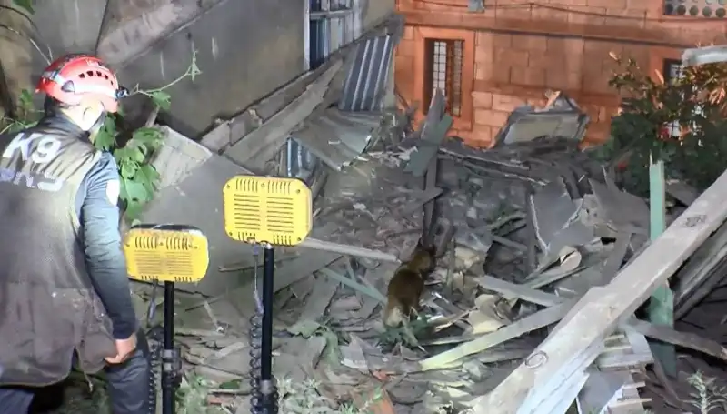 İstanbul'da Deprem Sonrası Çökme: Bina Sıkıntıları Yeniden Gündemde