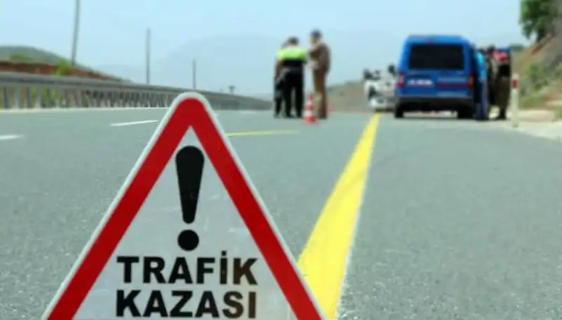 Otomobil ve Hafif Ticari Araç Kafa Kafaya Çarpıştı: 6 Kişi Hayatını Kaybetti