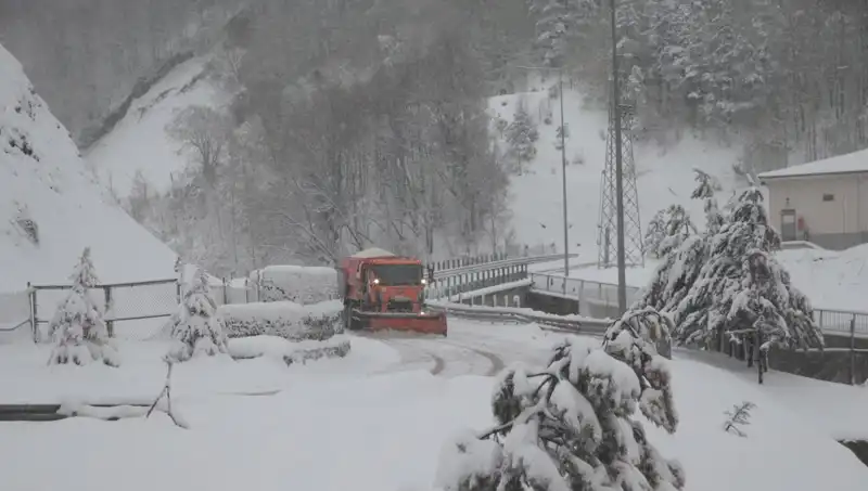 Bolu Dağı'nda Beklenmedik Kar Yağışı! Sürpriz Kış Manzaraları