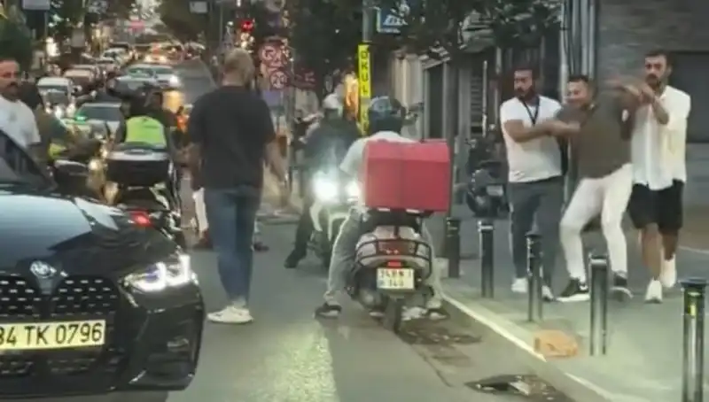 Nişantaşı'nda Yol Verme Kavgası: Sopalı Kadın Korkuttu
