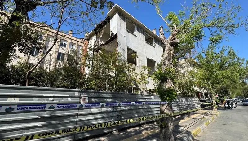 Bakırköy'de Deprem Sonrası Metruk Binada Çökme Olayı: Korkutan Görüntüler