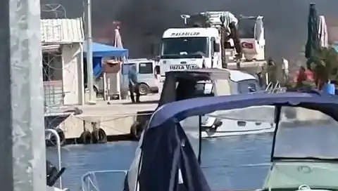 Tuzla Balıkçı Barınağında Yangın Panik Yarattı: Lastikler Alev Alev Yandı!