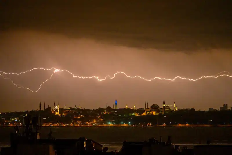 İstanbul’da Sıcaklar Yükselirken 22 Derece Birden Düşebilir mi?