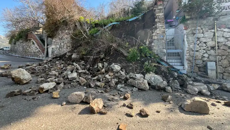 Yolda Çöken İstinat Duvarı, Trafiği Felç Etti: Vatandaşların Tepkisi Büyüdü