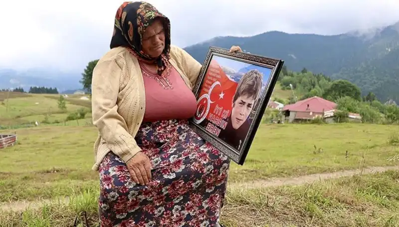DEM Parti'den Annelere Özel Bayram Kutlaması: Eren Bülbül'ün Annesi Unutulmadı