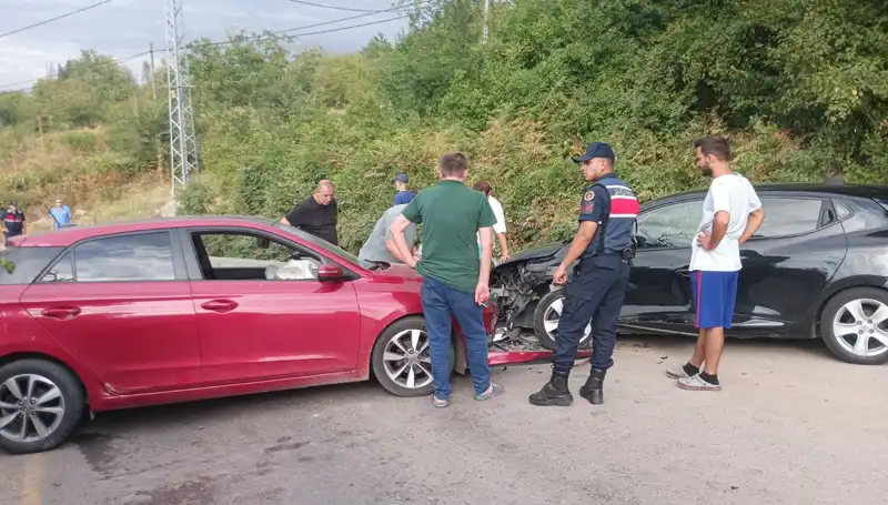 Karamürsel'de Trafik Kazası: İki Otomobil Çarpıştı, 4 Yaralı