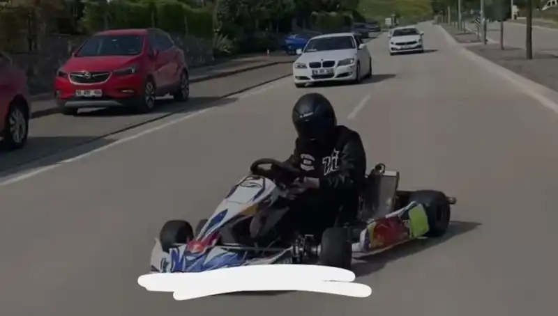 Tehlikeli Drift: Go-Kart Sürücüsünün Yürekleri Ağızlara Getiren Oyunları