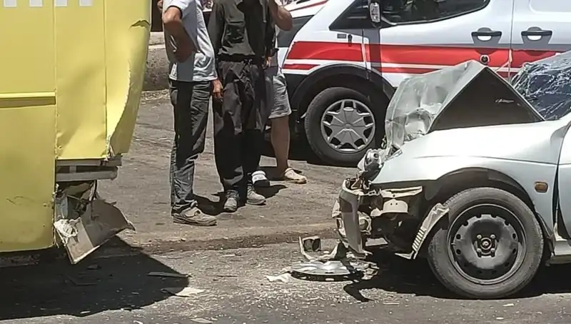 Halk Otobüsü ile Otomobil Çarpıştı: Olay Yerinde İki Yaralı