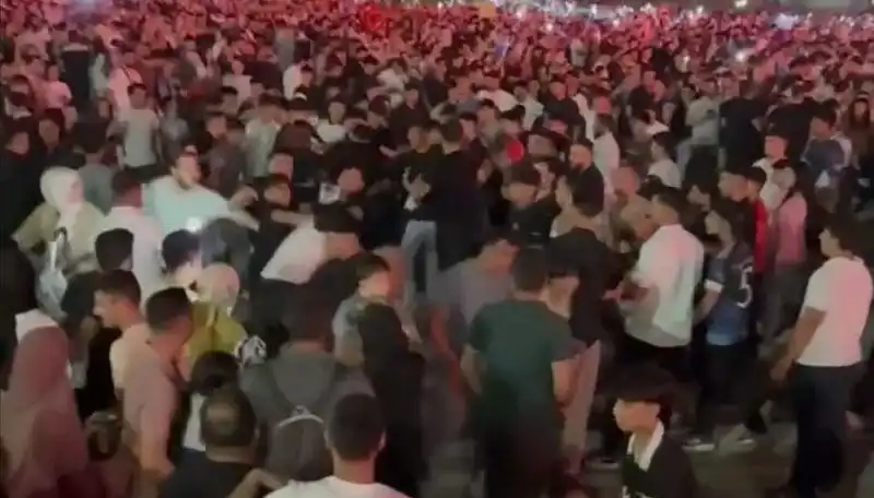 Konserde Bıçaklı Kavga: Üç Kişi Yaralandı, Olay Şok Etti!